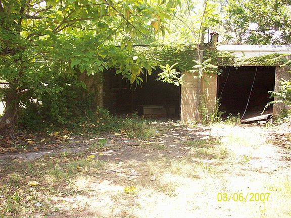 3rd image of 1823 N Taylor Ave