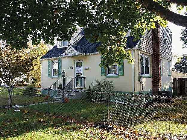 1st image of 15 N Laurel St