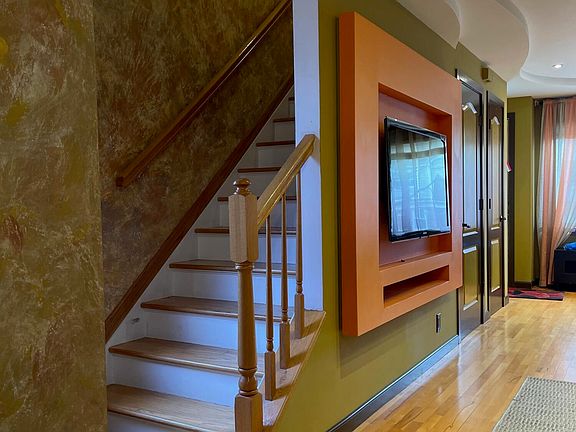 2nd image of 21 Pearsall St #2