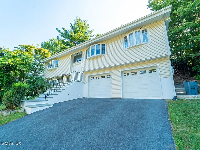 37 Amherst Rd — Photo 2