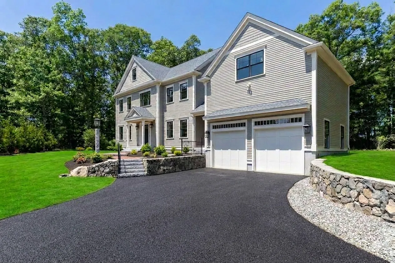 5 bed, 5.5 bath, 6091 sqft, $10,000 — Photo 1
