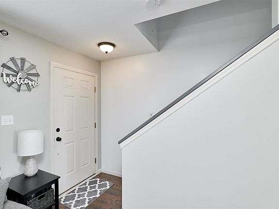 3rd image of 805 Cadbury Dr