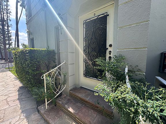 3rd image of 419 N Doheny Dr APT B