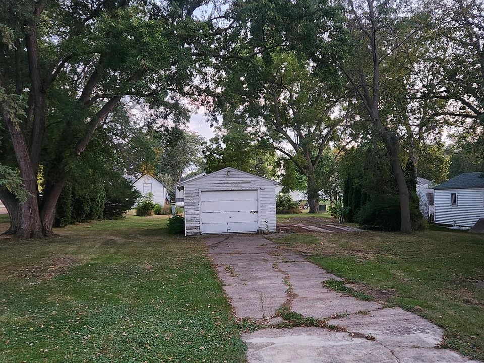 2nd image of 305 E 1st St