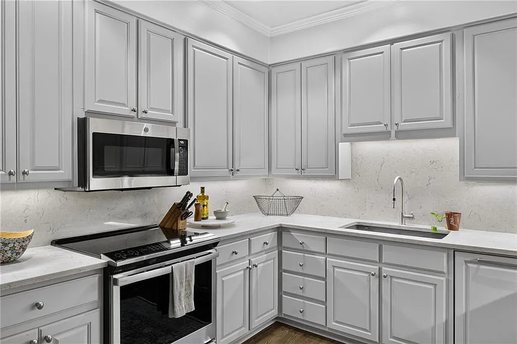 3 bed, 3.5 bath, 2160 sqft, $9,000 — Photo 4