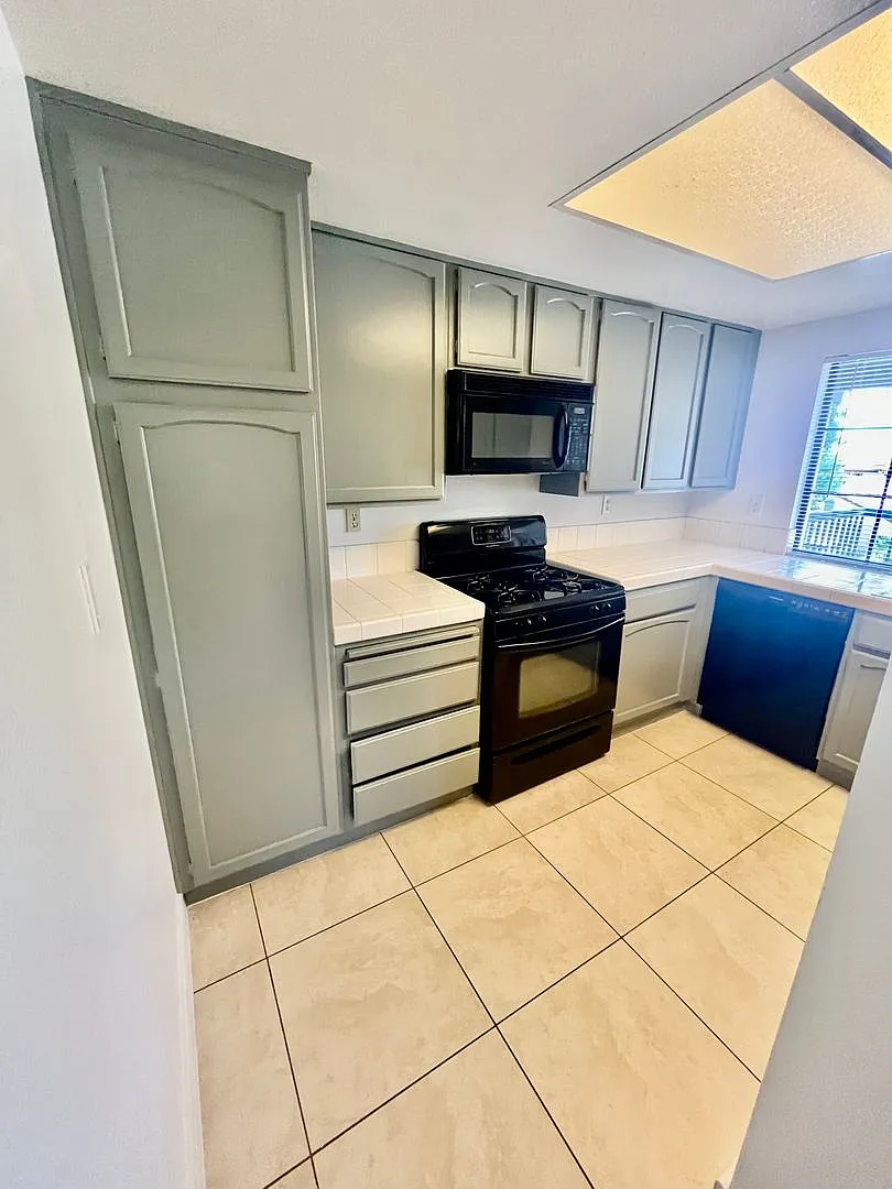 Beautiful double Master bedroom townhome with 2 car garage , in unit laundry, and a pool — Photo 2