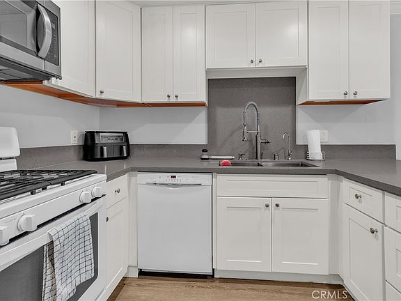 3rd image of 1086 Cabrillo Park Dr APT D