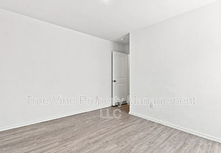2906 Millikan Dr — Photo 27