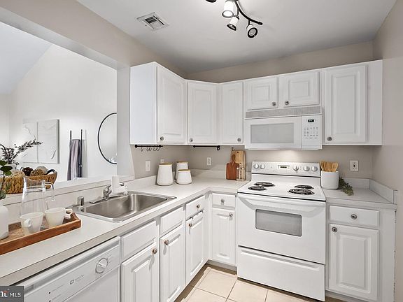 4th image of 23 Pierside Dr Unit 413