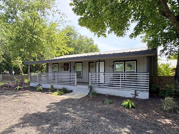 2nd image of 1101 Redoak Dr