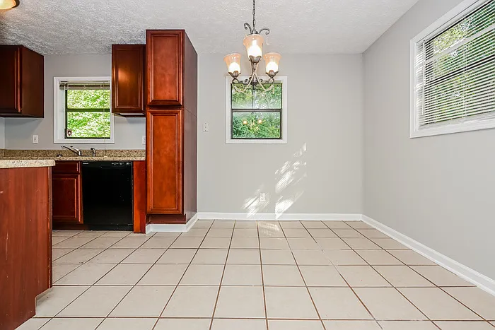 3 bed, 2.0 bath, 1200 sqft, $1,595 — Photo 4