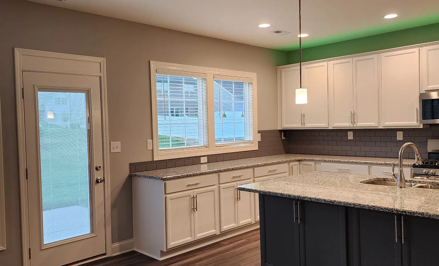 5 bed, 2800 sqft, $3,075 — Photo 4