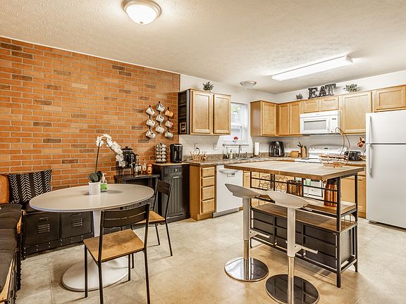 4th image of 3339 N Park Ave