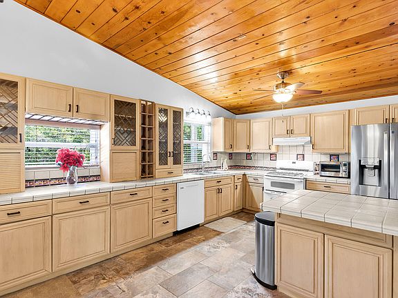 3rd image of 895 Ellen Dr