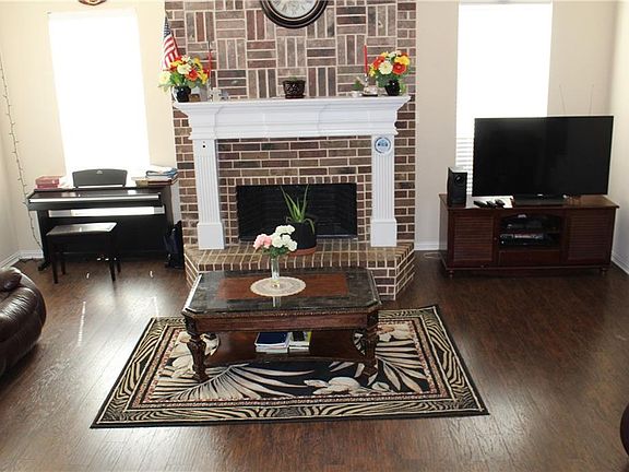 4th image of 2320 Amesbury Dr