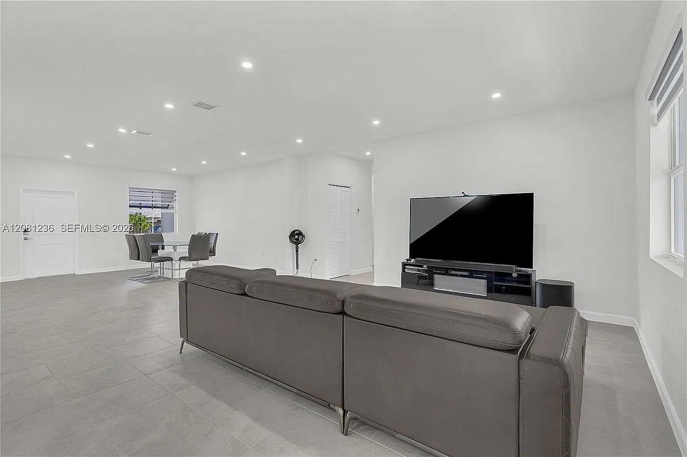 4 bed, 3.0 bath, 2412 sqft, $4,300 — Photo 3