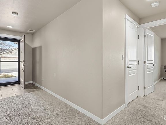 5th image of 419 W Thornwood St