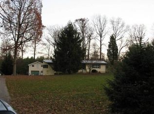 9750 Woodland Dr, Hanover, PA 17331