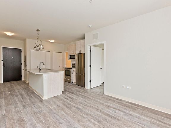 4th image of 6146 N Broadway St #215
