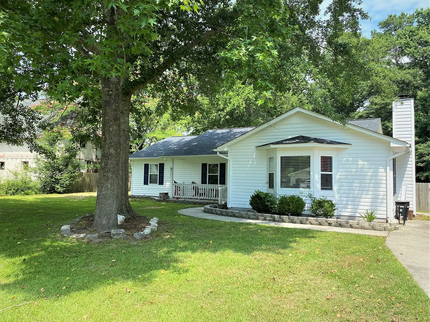 Spacious 3 Bedroom Home for Rent! — Photo 2