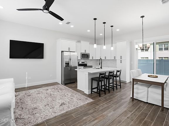 4th image of 673 6TH Avenue S