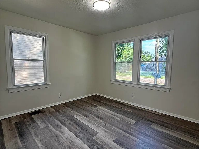1637 Thornberry Ave — Photo 8