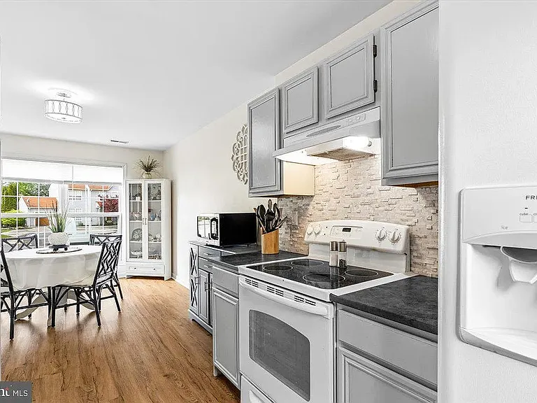 18 Robindale Dr — Photo 3