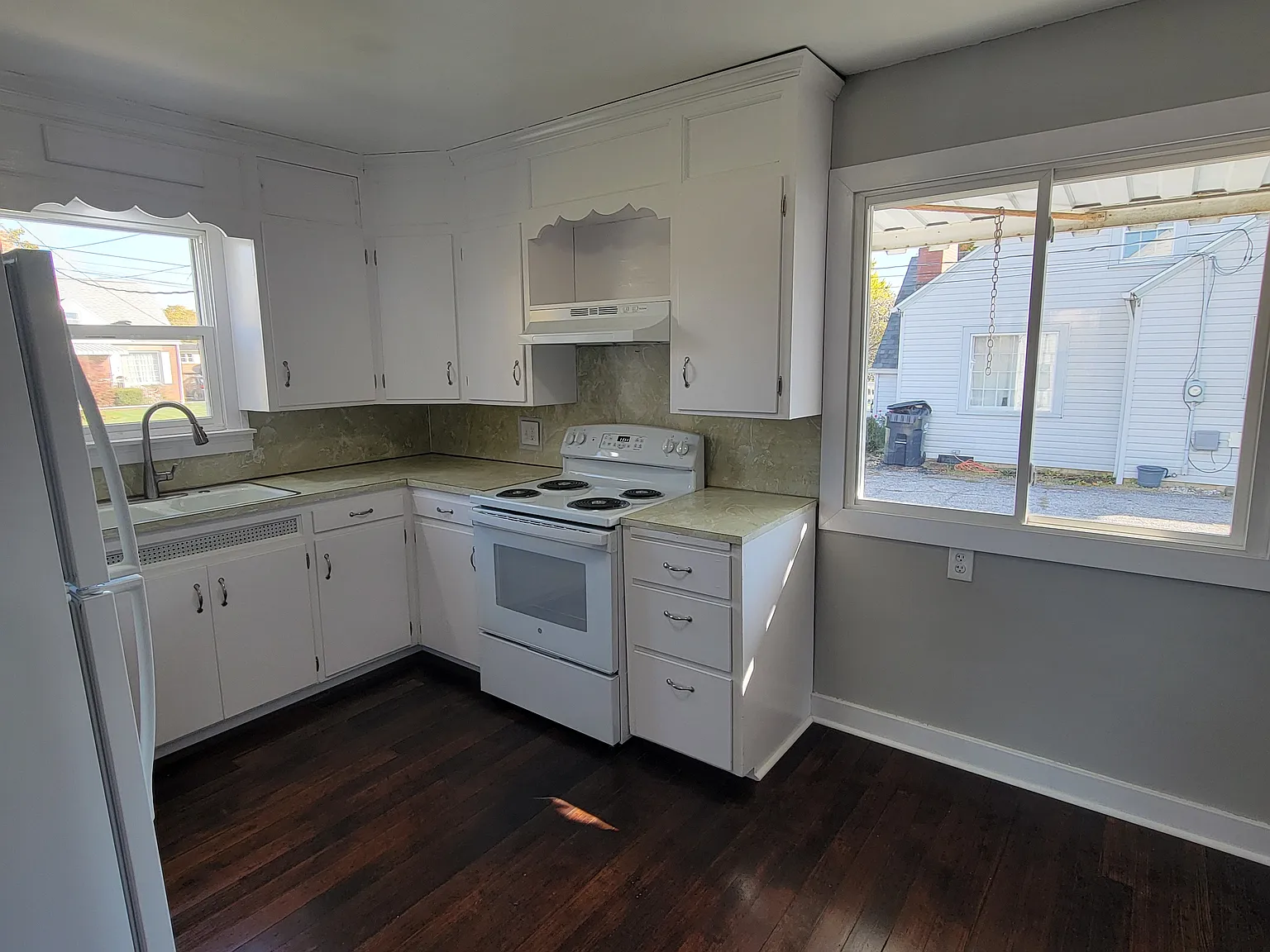 3 bed, 1.5 bath, 1201 sqft, $1,275 — Photo 3