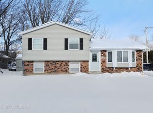 2124 Old Elm Rd, Lindenhurst, IL 60046