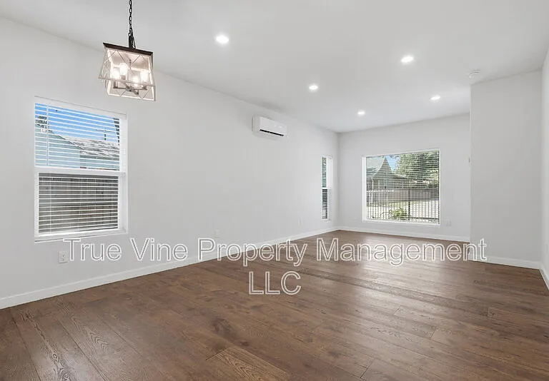 216 E Fest St — Photo 15
