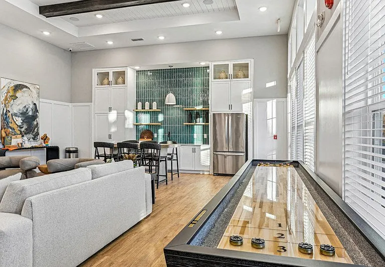 District West — Photo 15