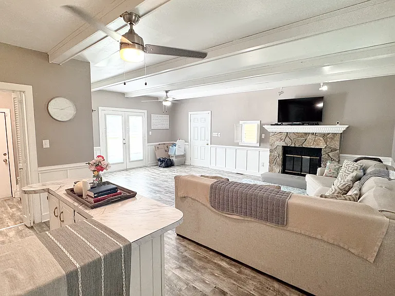 2106 Perry Dr — Photo 8