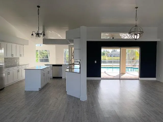 432 SW 20th St — Photo 3