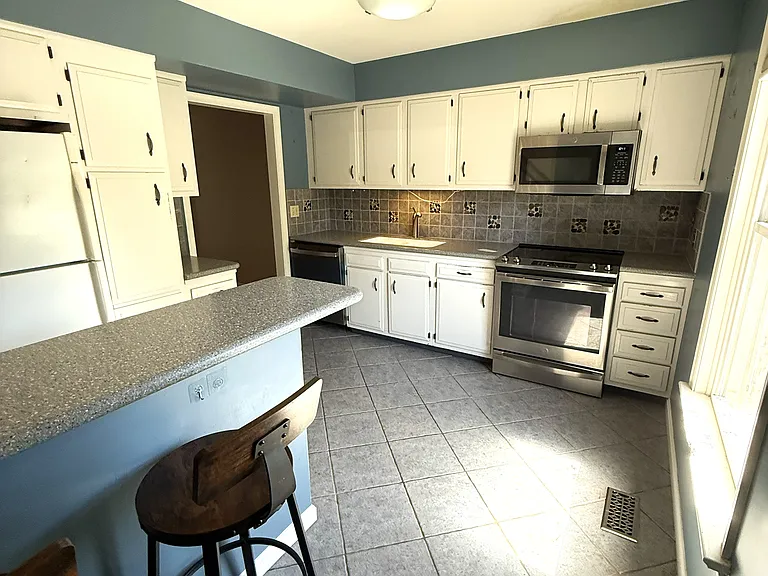 704 Allenview Dr — Photo 3