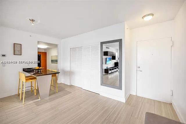 Residences On Hollywood B — Photo 2