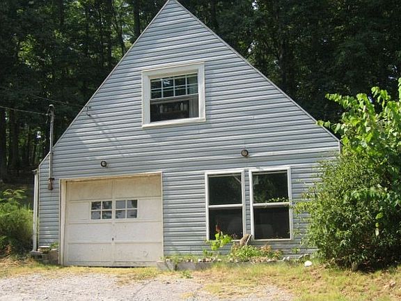 Detached garage w/art studio