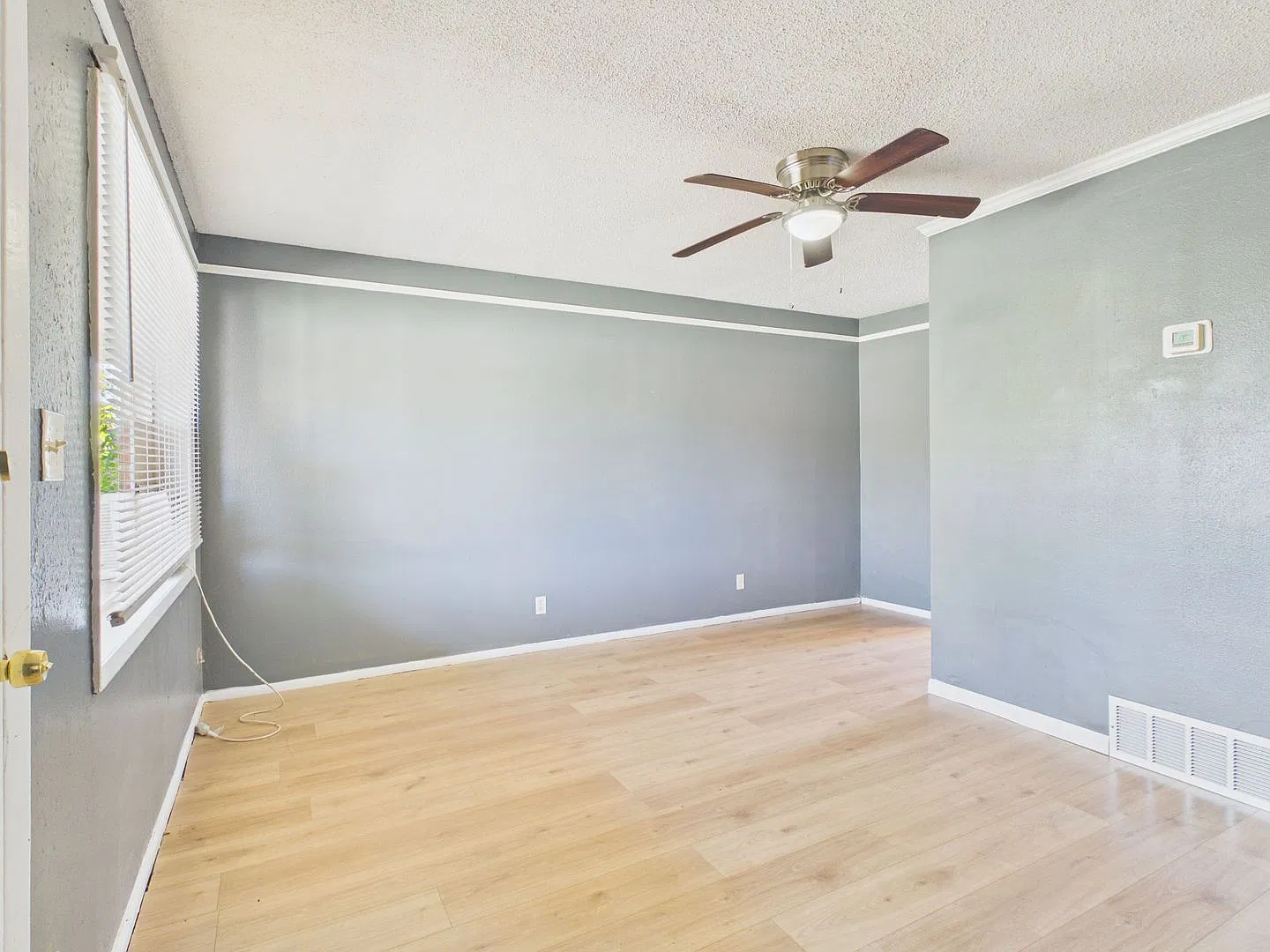 Charming 2 Bedroom, 1 Bathroom Duplex in Lawrence Park — Photo 3