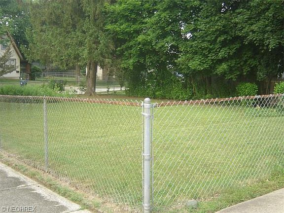 4th image of 2439 Pelton Ave