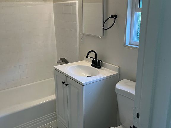 4th image of 850 N Marengo Ave APT 6