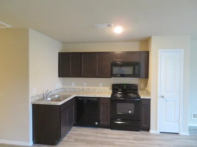 120 E Ash St — Photo 10