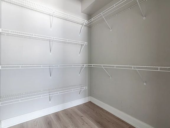 4th image of 1043 W Belmont Ave #403