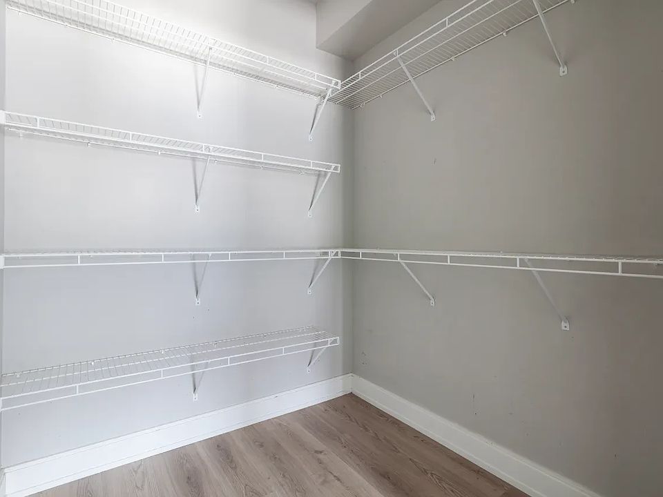 1st image of 943 W Belmont Ave #403