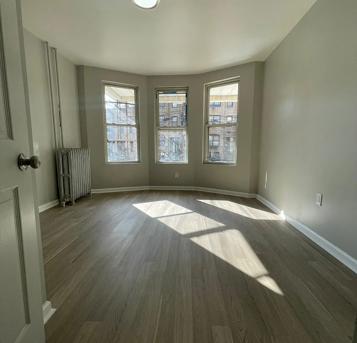 3 bed, 1000 sqft, $2,500 — Photo 2