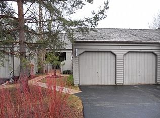 560 Shoreline Rd APT B, Lake Barrington, IL 60010