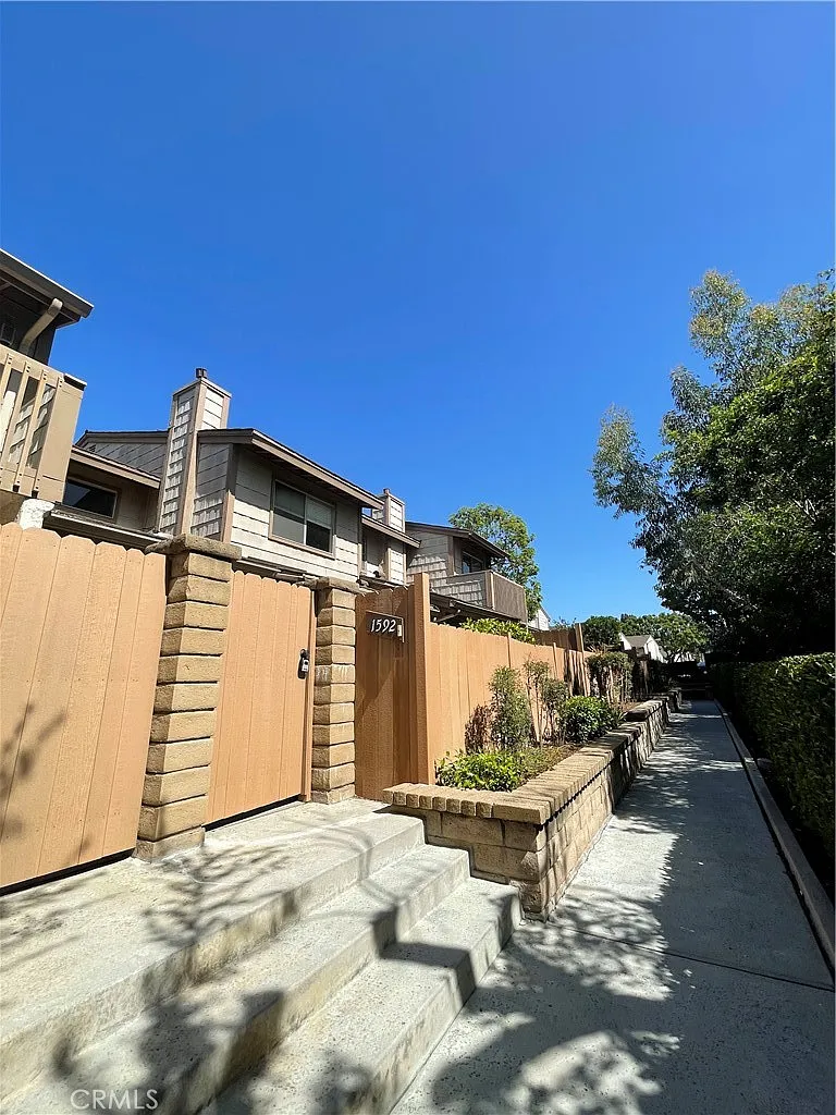 3 bed, 1251 sqft, $3,500 — Photo 2