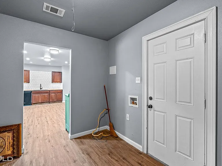 9419 Normandie Dr — Photo 21