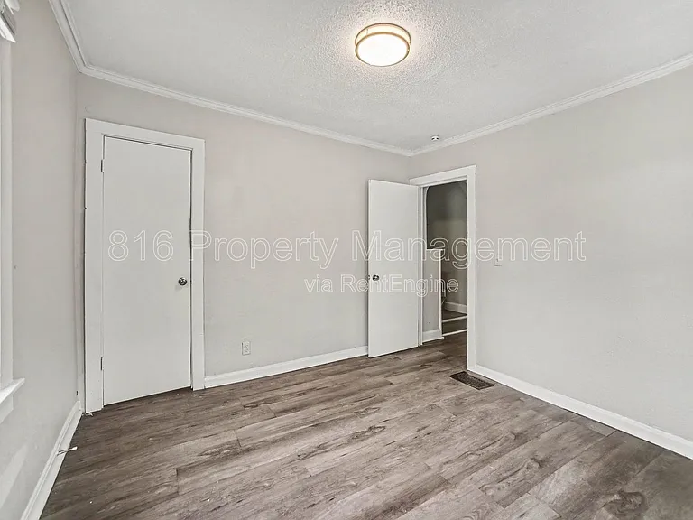 5114 Brooklyn Ave — Photo 10