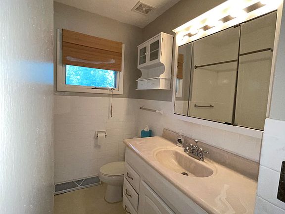 5th image of 354 W 31st St