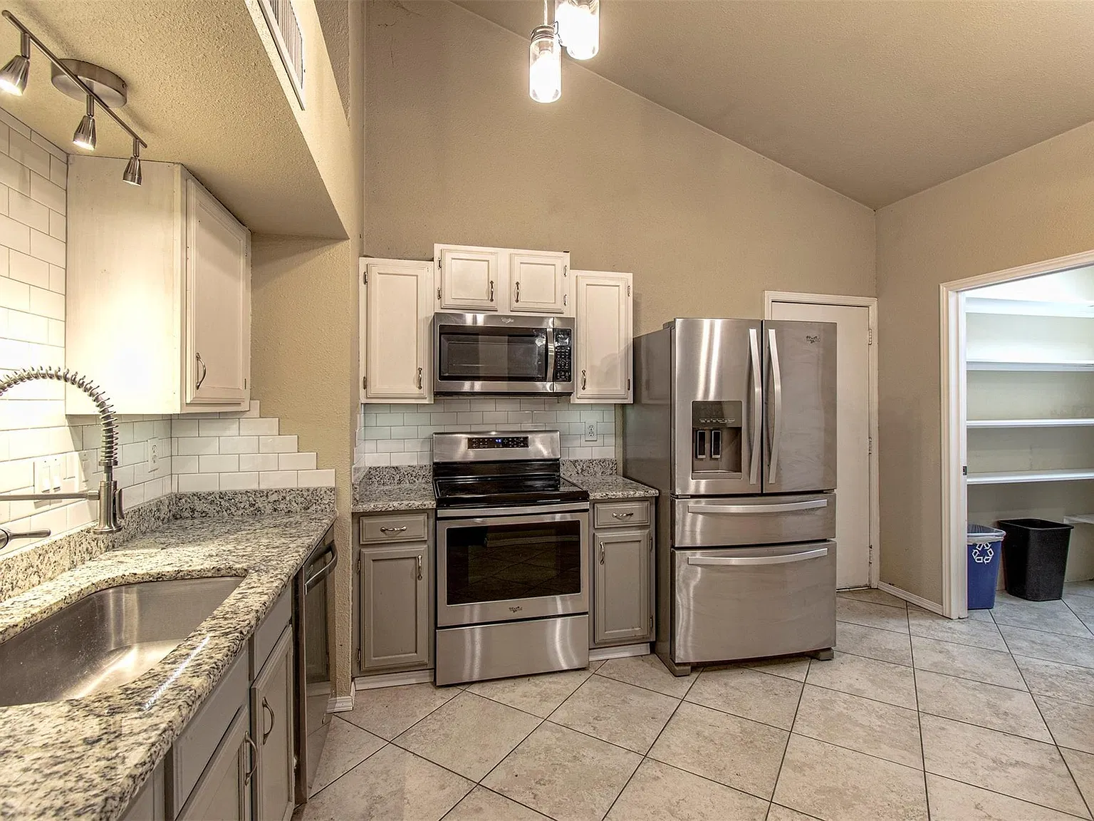 3 bed, 1258 sqft, $2,000 — Photo 2