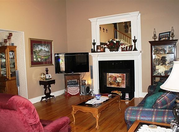4th image of 109 Tamarack Cir